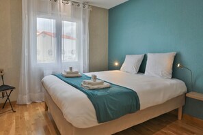 Iron/ironing board, free WiFi, bed sheets - Villa Mediterranée - Three Bedroom House, Sleeps 6 (Les Sables d'Olonne)