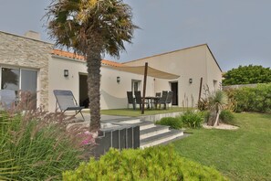 Outdoor dining - Villa Mediterranée - Three Bedroom House, Sleeps 6 (Les Sables d'Olonne)
