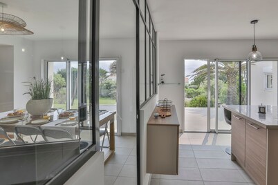 Villa Mediterranée - Three Bedroom House, Sleeps 8