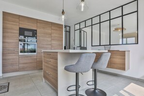 Fridge, microwave, oven, dishwasher - Villa Mediterranée - Three Bedroom House, Sleeps 6 (Les Sables d'Olonne)