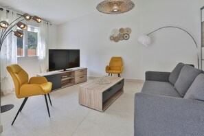 TV - La Villa Jardaise - Three Bedroom House, Sleeps 6 (Jard-sur-Mer)