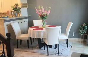 Dining - Spacious 3 bed/bath townhome in marvelous Vegas/Summerlin area with AC and pool. (Las Vegas)
