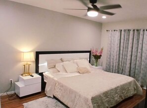 3 bedrooms, iron/ironing board, WiFi, bed sheets - Spacious 3 bed/bath townhome in marvelous Vegas/Summerlin area with AC and pool. (Las Vegas)