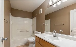 Hair dryer, towels, soap, toilet paper - Spacious 3 bed/bath townhome in marvelous Vegas/Summerlin area with AC and pool. (Las Vegas)