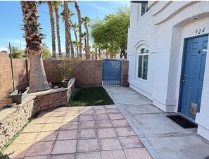 Terrace/patio - Spacious 3 bed/bath townhome in marvelous Vegas/Summerlin area with AC and pool. (Las Vegas)
