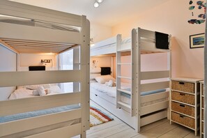 Iron/ironing board, free WiFi, bed sheets - Quai Ouest - Three Bedroom House, Sleeps 8 (Saint-Vincent-sur-Jard)