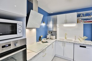 Een koelkast, een magnetron, een oven, een vaatwasser