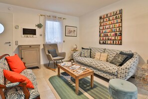 TV - Quai Ouest - Three Bedroom House, Sleeps 8 (Saint-Vincent-sur-Jard)