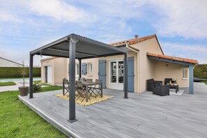 Outdoor dining - La Vinière - Three Bedroom House, Sleeps 6 (Talmont-Saint-Hilaire)