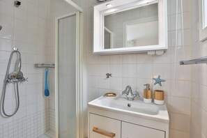 Hair dryer, towels - La Vinière - Three Bedroom House, Sleeps 6 (Talmont-Saint-Hilaire)