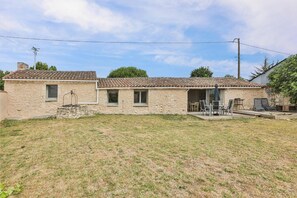 Outdoor dining - La Raisinière - Three Bedroom House, Sleeps 6 (Longeville-sur-Mer)