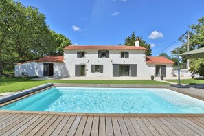 A heated pool - L'Augizière - Four Bedroom House, Sleeps 8 (Sainte-Flaive-des-Loups)