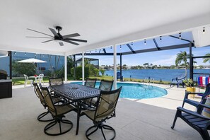 Outdoor dining - Waterfront Villa with Heated Pool & Stunning Sunset Views (Cape Coral)