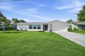 Exterior - Waterfront Villa with Heated Pool & Stunning Sunset Views (Cape Coral)