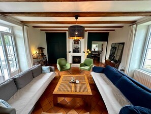 TV, DVD player - La Demeure Glycine - Five Bedroom House, Sleeps 10 (Avrillé)