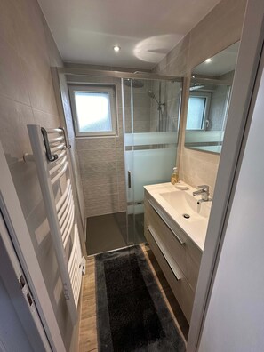 Hair dryer, towels - La Demeure Glycine - Five Bedroom House, Sleeps 10 (Avrillé)