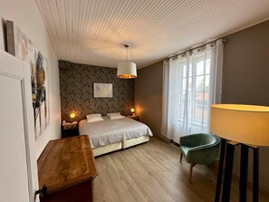 Iron/ironing board, free WiFi, bed sheets - La Demeure Glycine - Five Bedroom House, Sleeps 10 (Avrillé)