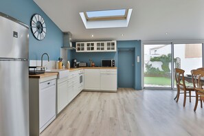 Fridge, microwave, oven, dishwasher - Maison Flammarion - Four Bedroom House, Sleeps 7 (Les Sables d'Olonne)