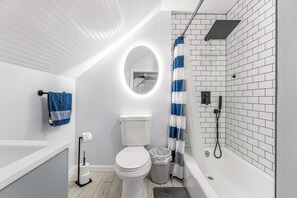 Een haardroger, handdoeken, zeep, toiletpapier