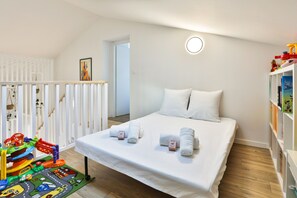 Children's area - La Bulle - Four Bedroom House, Sleeps 8 (Brem-sur-Mer)