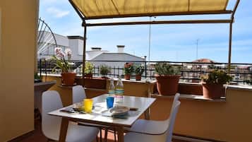 Penthouse, Stadtblick | Speisen im Freien