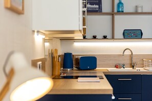 Een koelkast, een magnetron, een oven, een vaatwasser