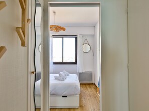 Iron/ironing board, free WiFi, bed sheets - L'Horizon Sablais - One Bedroom Apartment, Sleeps 3 (Les Sables d'Olonne)