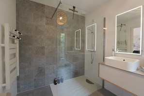 Towels - Villa du Château - Four Bedroom House, Sleeps 8 (Talmont-Saint-Hilaire)
