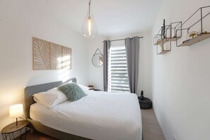 Free WiFi, bed sheets - Villa du Château - Four Bedroom House, Sleeps 8 (Talmont-Saint-Hilaire)