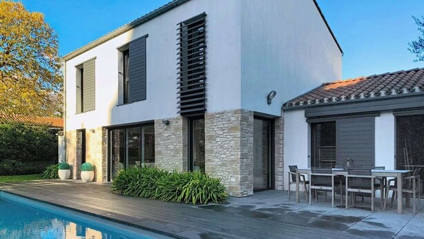 A modern two-story house with a swimming pool, stone accents, and a patio with outdoor furniture. - Villa du Château - vue imprenable sur le château médiéval (Talmont-Saint-Hilaire)