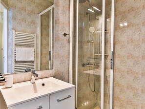 Bathroom - Cocon Kennedy - Studio Apartment, Sleeps 2 (Les Sables d'Olonne)