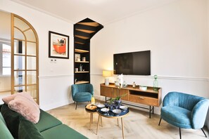 TV - Villa Babil - Four Bedroom House, Sleeps 8 (Les Sables d'Olonne)