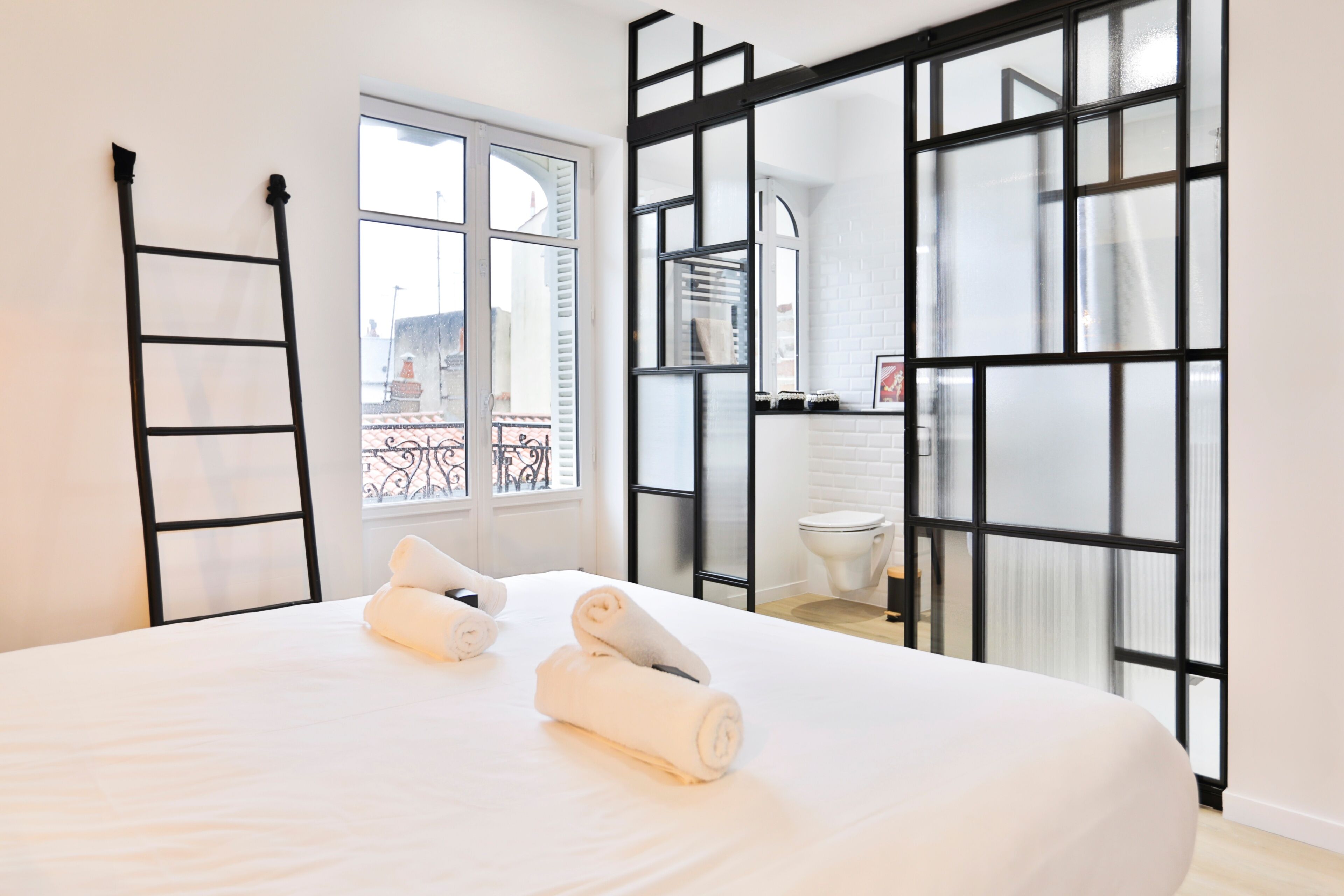 Tabla de planchar con plancha, wifi gratis y ropa de cama 