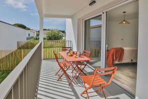 Outdoor dining - La Blancharderie - Two Bedroom Apartment, Sleeps 4 (Barbâtre)