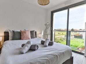Iron/ironing board, free WiFi, bed sheets - La Chaumoise - Two Bedroom House, Sleeps 4 (Les Sables d'Olonne)
