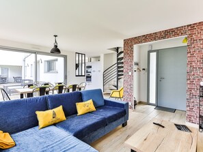 TV - La Chaumoise - Two Bedroom House, Sleeps 4 (Les Sables d'Olonne)