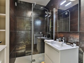 Hair dryer, towels - L'Armandèche - Three Bedroom Apartment, Sleeps 8 (Les Sables d'Olonne)