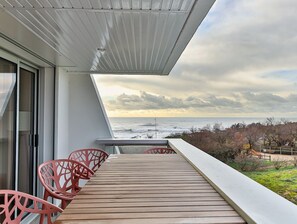 Outdoor dining - L'Armandèche - Three Bedroom Apartment, Sleeps 8 (Les Sables d'Olonne)
