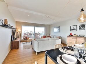 TV - L'Armandèche - Three Bedroom Apartment, Sleeps 8 (Les Sables d'Olonne)