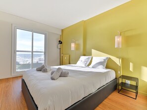 Iron/ironing board, free WiFi, bed sheets - L'Armandèche - Three Bedroom Apartment, Sleeps 8 (Les Sables d'Olonne)
