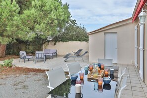 Outdoor dining - La Maison des écureuils (Les Sables d'Olonne)