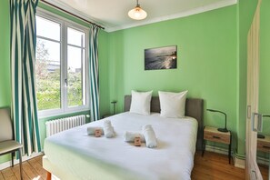 Tabla de planchar con plancha, wifi gratis y ropa de cama 