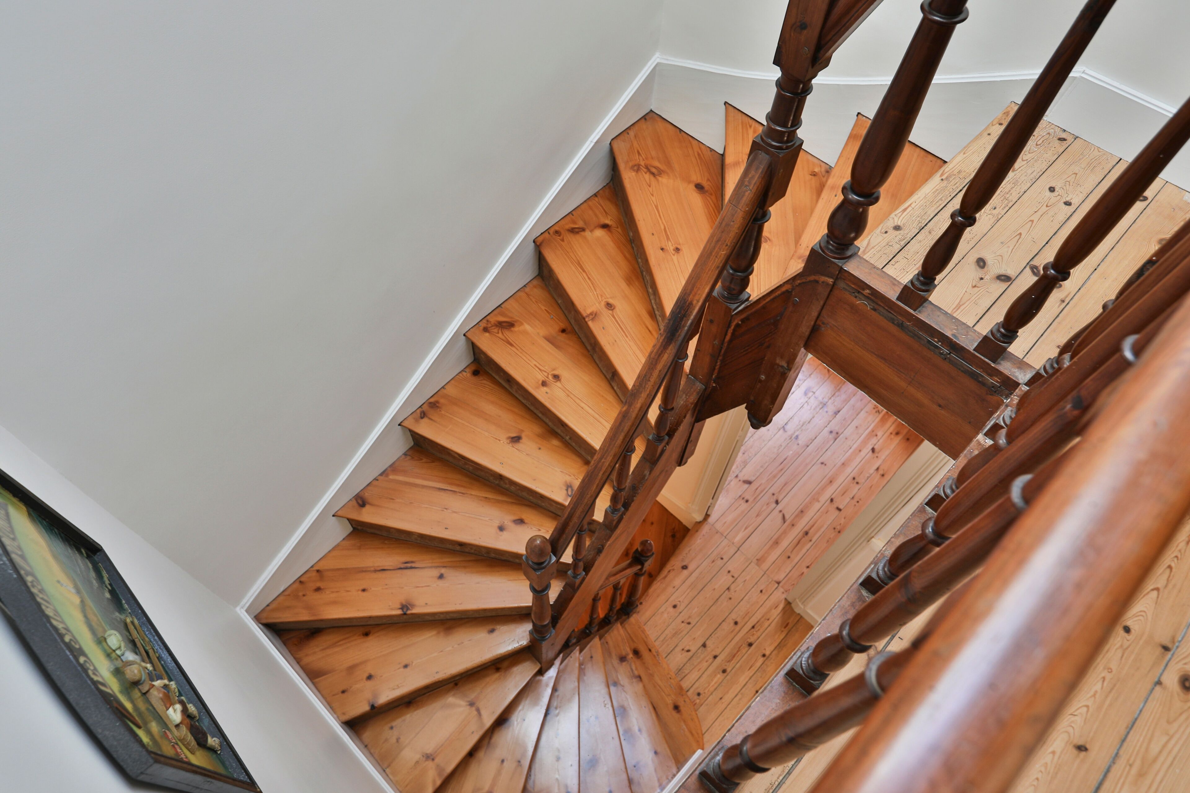 Una escalera de caracol con escalones y barandillas de madera.