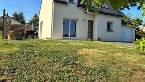 A modern two-story house with a flat roof, large windows, and a well-maintained lawn. - Bright house with enclosed garden, near beaches Lézardrieux (Lézardrieux)