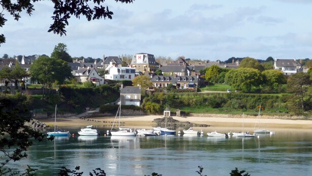 A coastal town with a marina filled with boats, surrounded by residential buildings and greenery. - Bright house with enclosed garden, near beaches Lézardrieux (Lézardrieux)