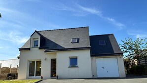 A two-story house with a garage, a driveway, and a lawn. - Bright house with enclosed garden, near beaches Lézardrieux (Lézardrieux)