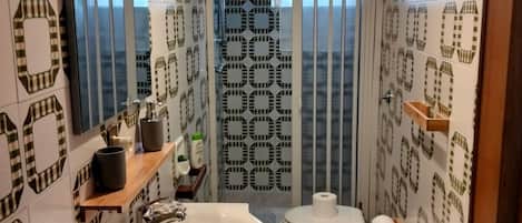 Dusche, Haartrockner, Bidet, Handtücher