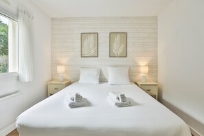 Tabla de planchar con plancha, wifi gratis, ropa de cama