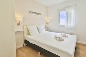 Iron/ironing board, free WiFi, bed sheets - Oasis 144 - Three Bedroom House, Sleeps 6 (Les Sables d'Olonne)