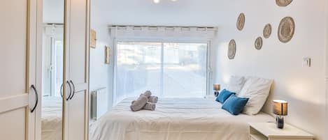 Iron/ironing board, free WiFi, bed sheets